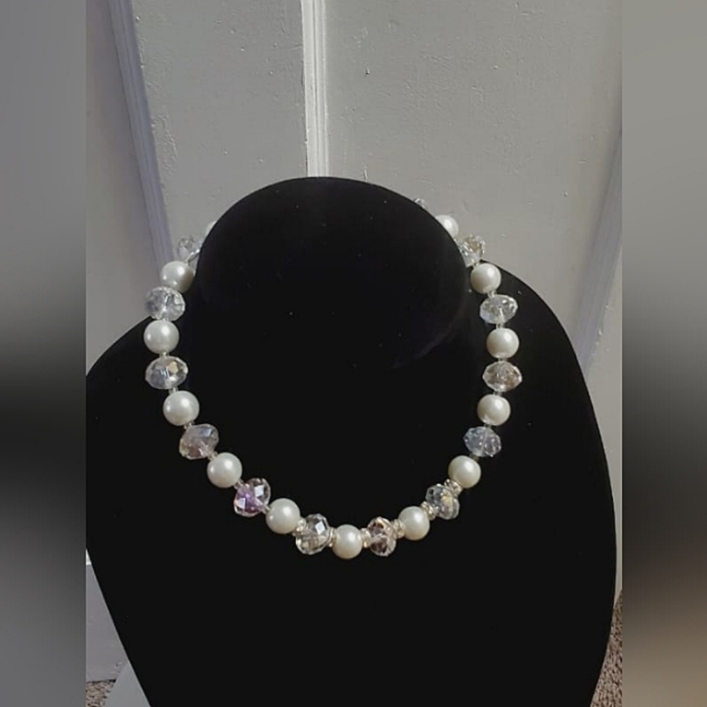 Chunky Pearl Bead White & Crystal Necklace. 🌴